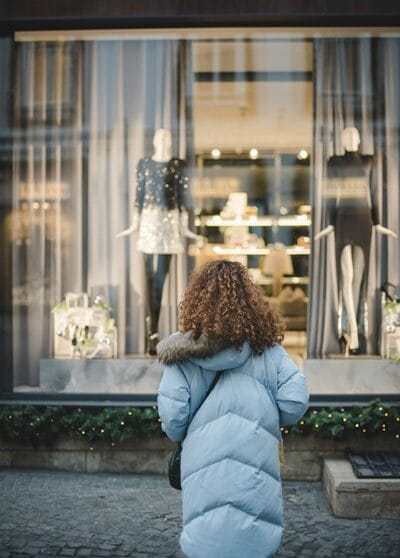 vitrine Femme regardant une vitrine